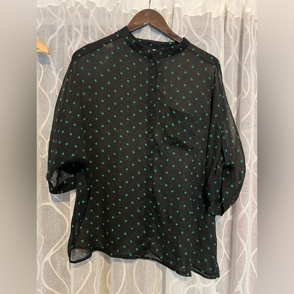 Pleione sheet black with green polka dot short sleeve blouse size L